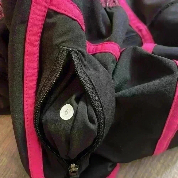 Lululemon tracker short size 6 - Picture 7 of 7